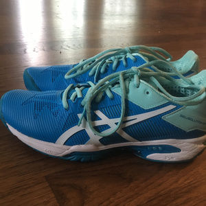 Asic women tennis shoe